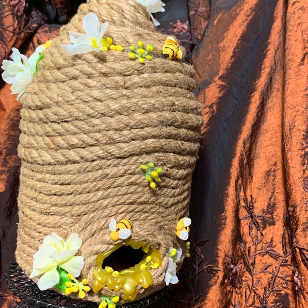 Bee Hive home decor 🐝handmade by me💛 sisal rope, plastic base, floral 12”x7”